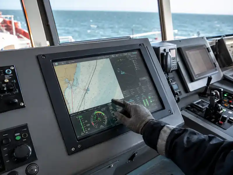 Maritieme touchscreenmonitor geïntegreerd in een bedieningsconsole van een vaartuig bij daglicht