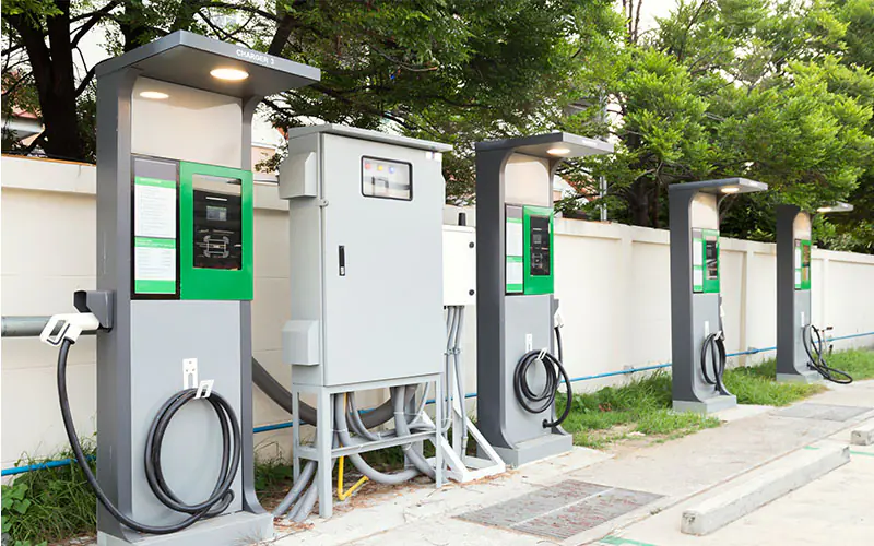 Écrans pour bornes de recharge de véhicules électriques destinés aux infrastructures de recharge en extérieur